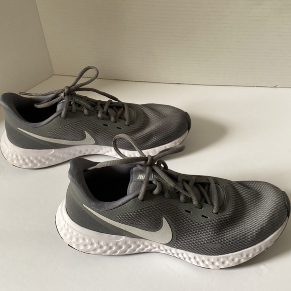 Nike Women Size 8 Gray Revolution Running Shoes - Picture 5 of 9